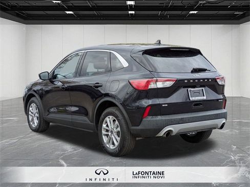 Used 2021 Ford Escape SE image 3