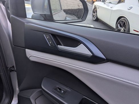 Used 2024 Volkswagen Taos SE image 33