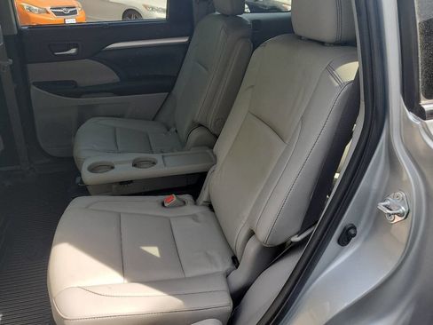 Used 2019 Toyota Highlander XLE AWD/4WD image 10