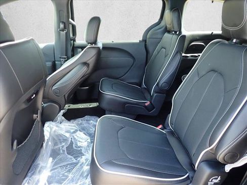 New 2027 Chrysler Pacifica Limited AWD/4WD image 10