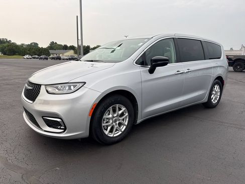 Used 2024 Chrysler Pacifica Touring-L FWD image 4