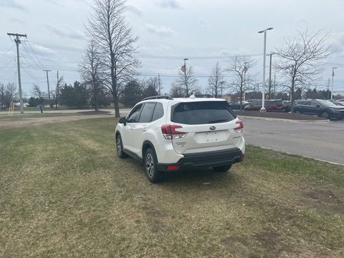 Used 2023 Subaru Forester Premium image 3