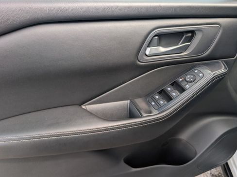 Used 2024 Nissan Rogue SV AWD/4WD image 10