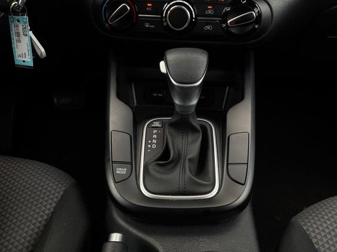 Used 2025 Kia Soul LX w/ LX Technology Package FWD image 21