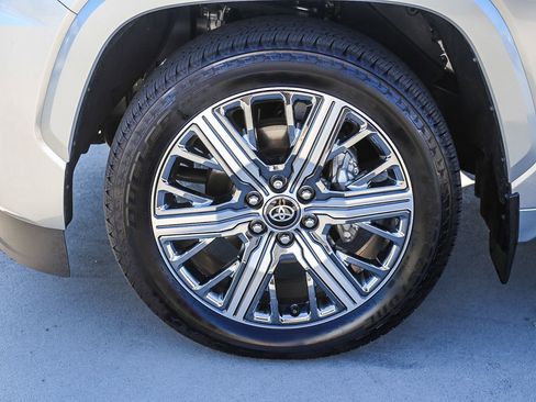 Used 2025 Toyota Sequoia Capstone AWD/4WD image 9