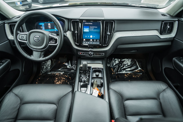 Certified 2025 Volvo XC60 B5 Plus w/ Climate Package AWD/4WD image 21