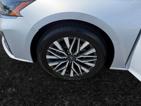 Used 2024 Nissan Altima 2.5 SV image 9