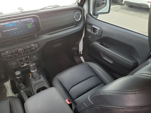 Used 2025 Jeep Gladiator Sport AWD/4WD image 9