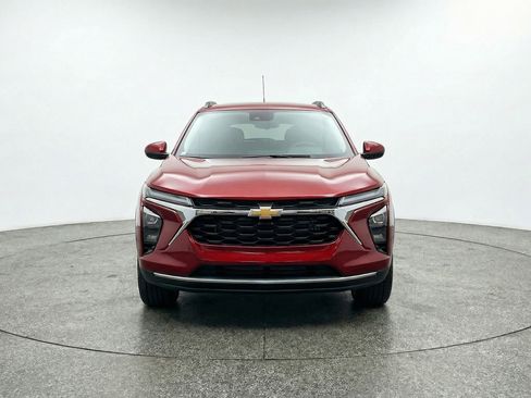 Used 2025 Chevrolet Trax LT FWD image 2