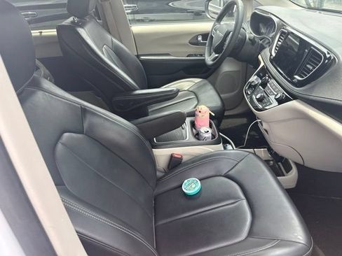 Used 2023 Chrysler Pacifica Touring-L AWD/4WD image 32