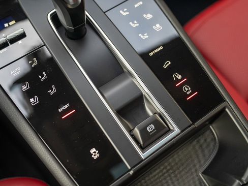 Certified 2026 Porsche Macan AWD/4WD image 19