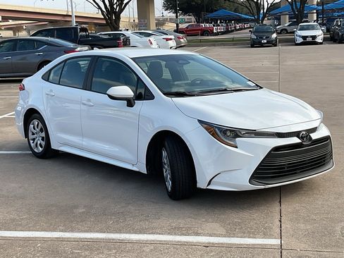 Used 2025 Toyota Corolla LE image 4