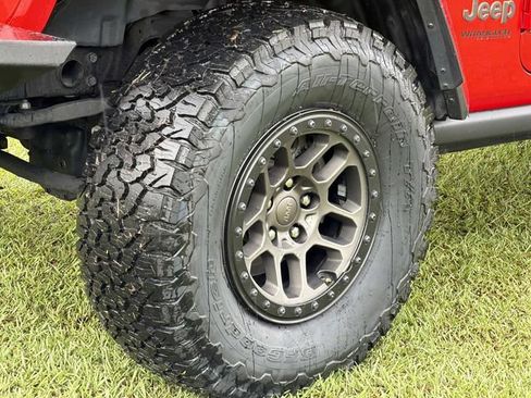 Used 2022 Jeep Wrangler Unlimited Rubicon w/ Xtreme Recon 35" Tire Package AWD/4WD image 15