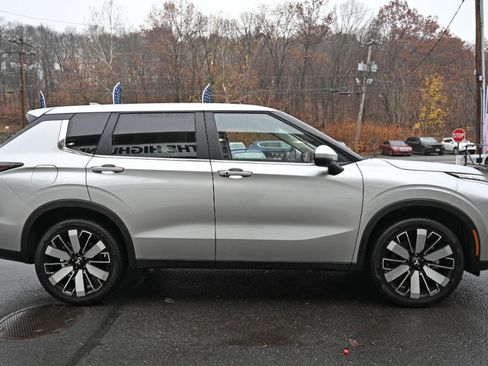 Used 2025 Mitsubishi Outlander SE image 9