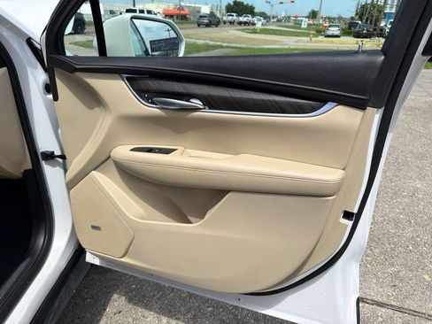 Used 2019 Cadillac XT5 FWD image 17