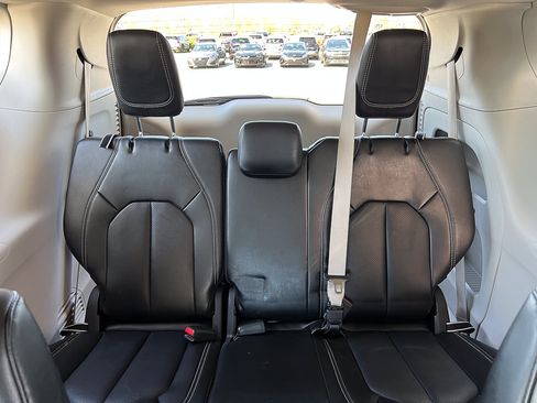Used 2024 Chrysler Pacifica Touring-L FWD image 32