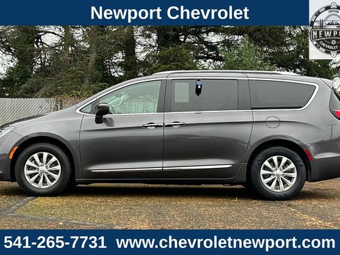 Used 2018 Chrysler Pacifica Touring-L Plus image 8