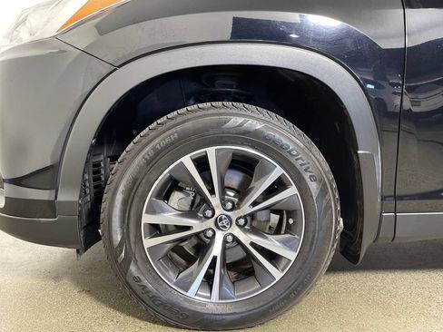 Used 2019 Toyota Highlander Plus FWD image 11