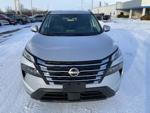 Used 2024 Nissan Rogue SV image 3