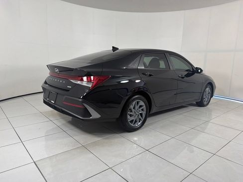 Used 2025 Hyundai Elantra Hybrid FWD image 5