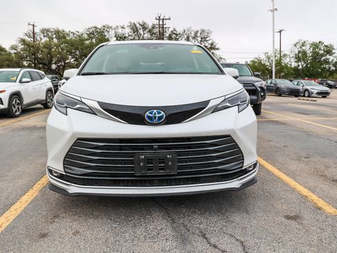 Used 2025 Toyota Sienna Platinum image 4