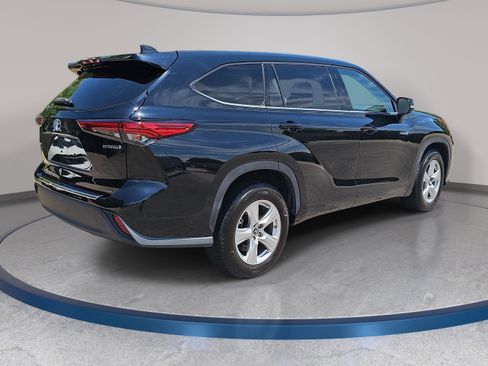 Used 2020 Toyota Highlander LE FWD image 5