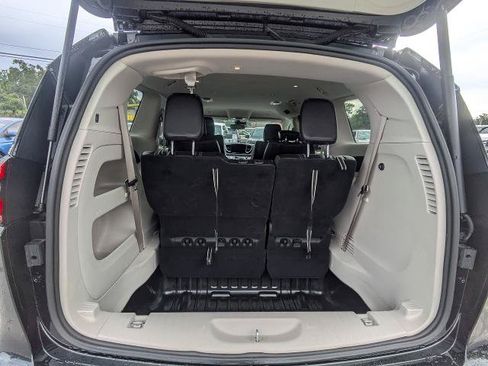 Used 2023 Chrysler Pacifica Touring-L FWD image 13