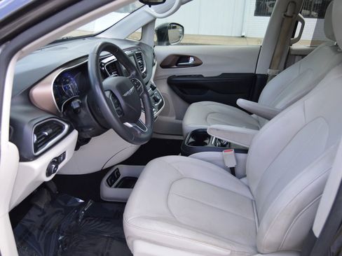 Used 2018 Chrysler Pacifica Touring-L w/ Tire & Wheel Group image 9