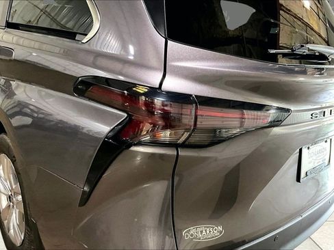 Used 2023 Toyota Sienna XLE w/ XLE Plus Package FWD image 12