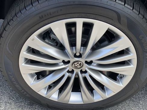 Certified 2025 Toyota Highlander Platinum AWD/4WD image 36