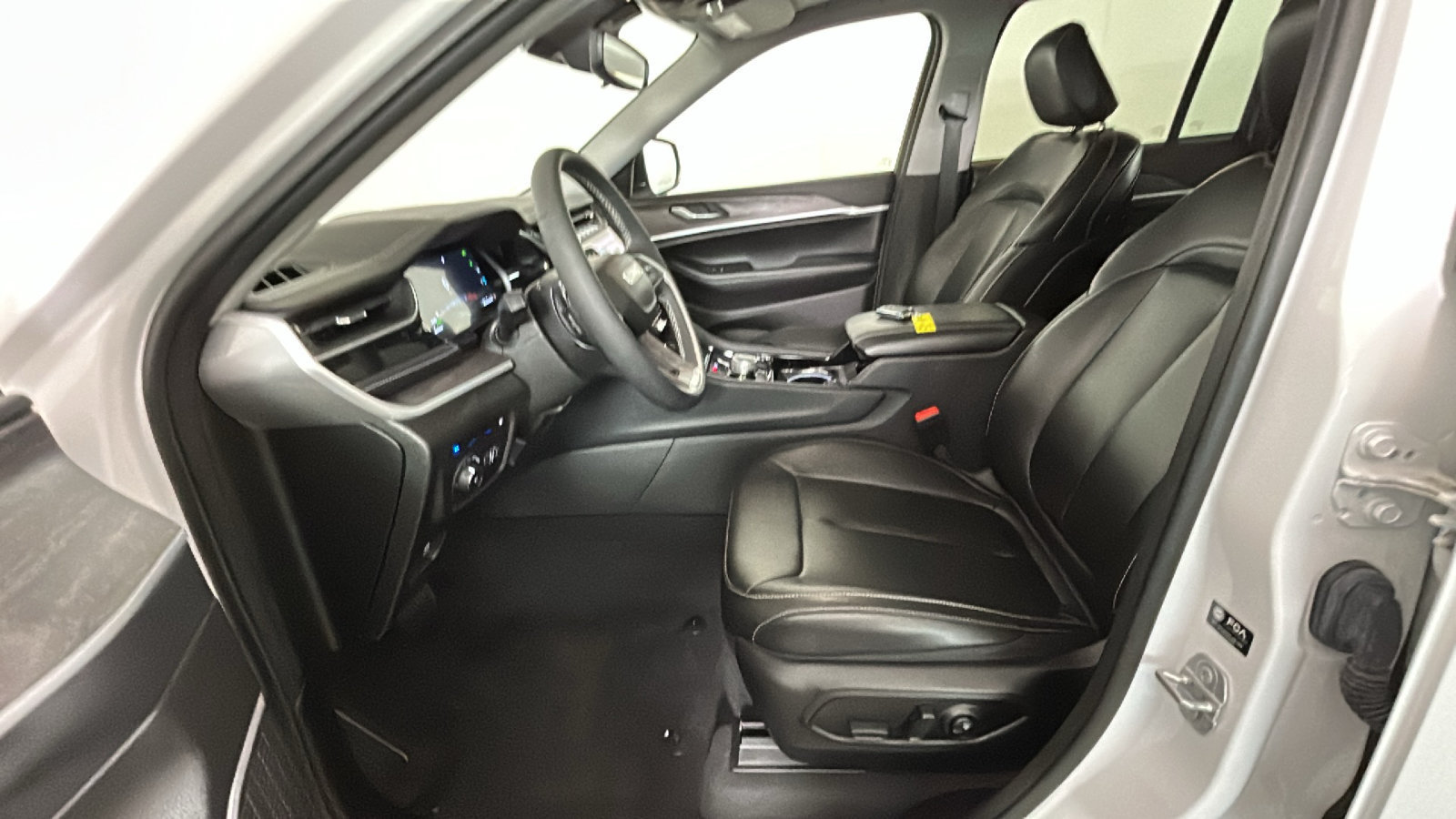 Used 2023 Jeep Grand Cherokee 4WD 4xe image 13