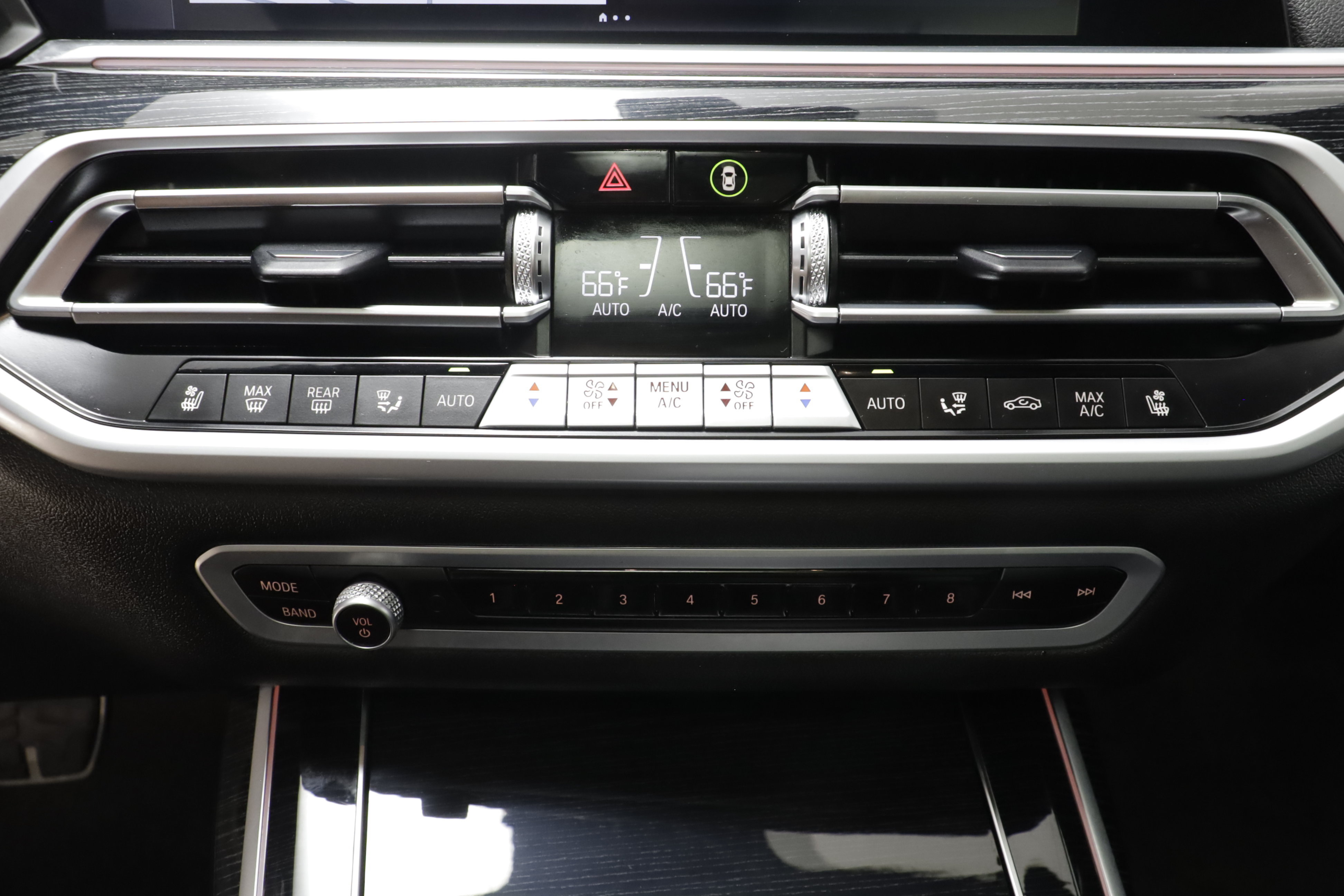Used 2022 BMW X7 xDrive40i w/ M Sport Package AWD/4WD image 14