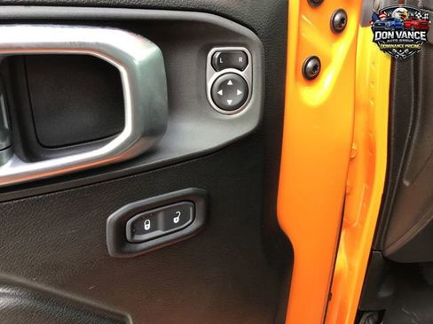 Used 2025 Jeep Gladiator Rubicon w/ Technology Group AWD/4WD image 15