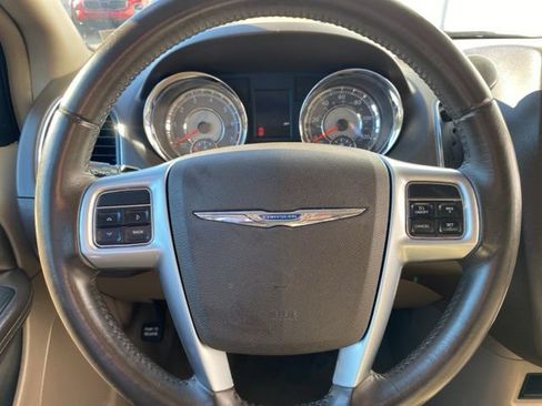 Used 2011 Chrysler Town & Country Touring-L image 18