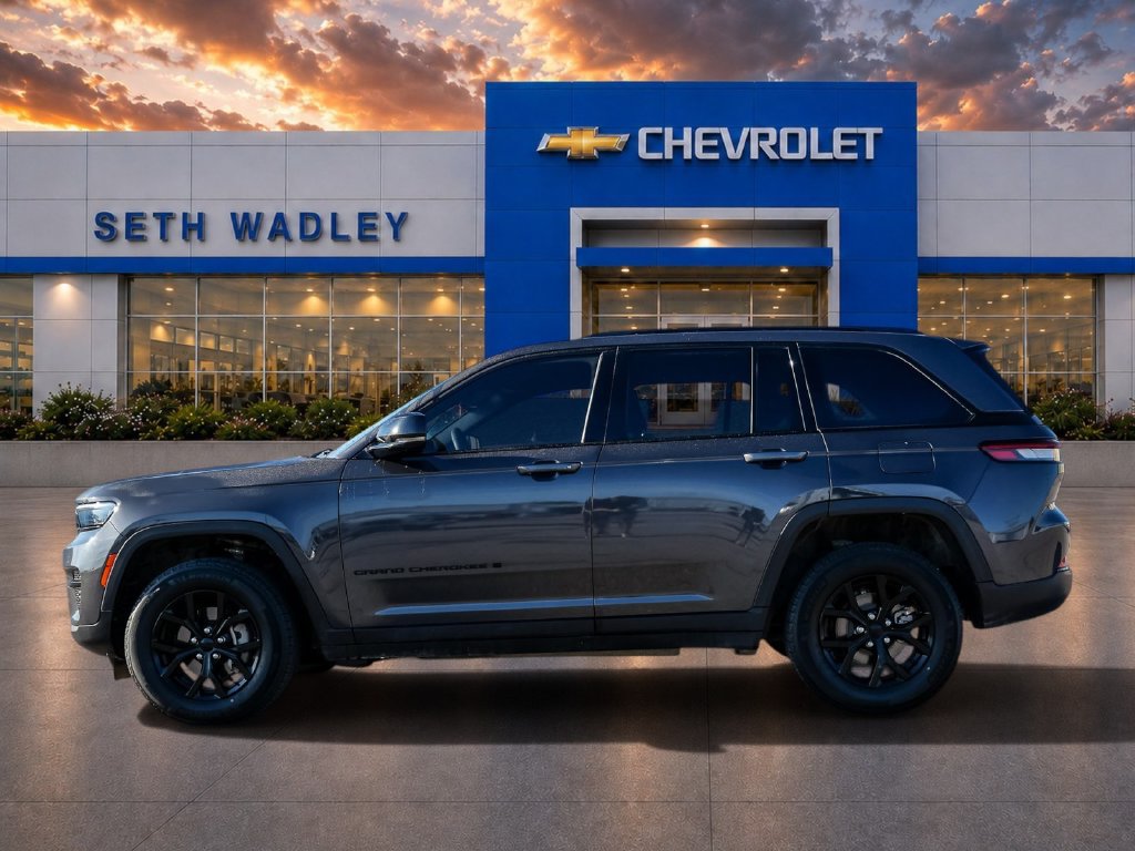 Used 2024 Jeep Grand Cherokee Altitude RWD image 4