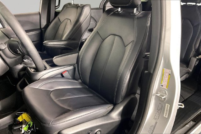 Used 2026 Chrysler Pacifica Select FWD image 15