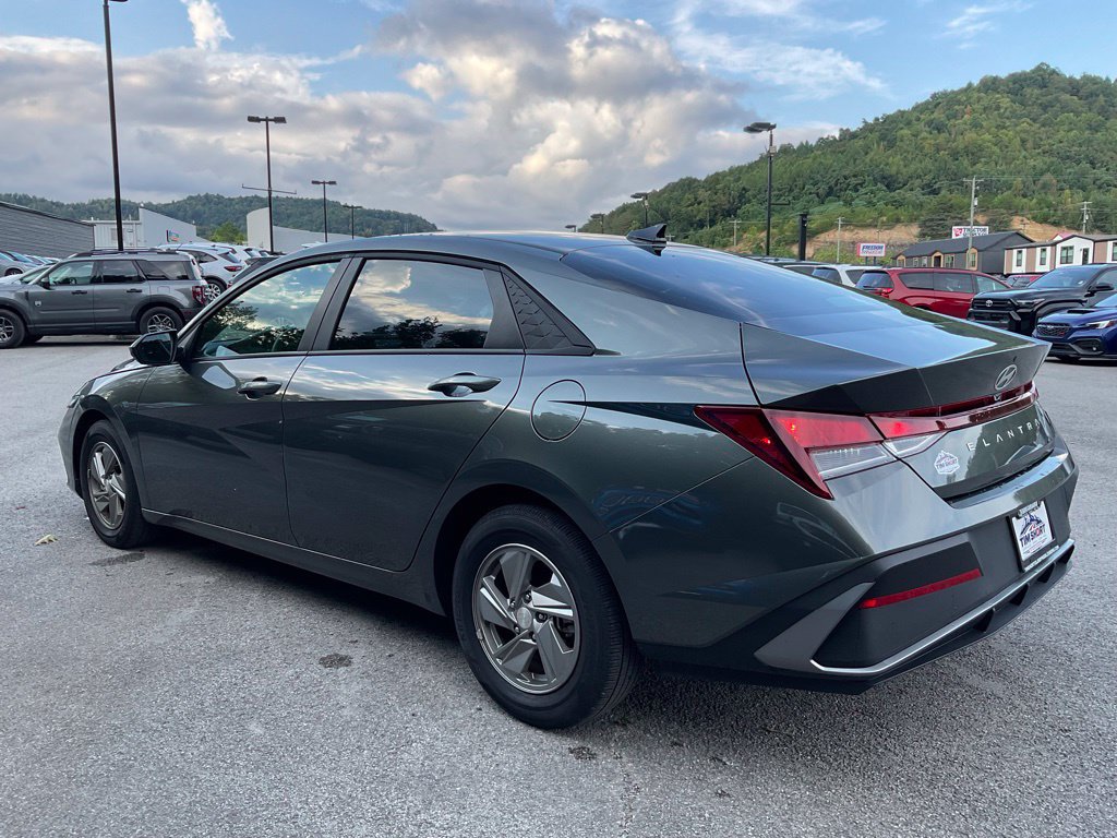 Used 2026 Hyundai Elantra SE w/ Cargo Package FWD image 4