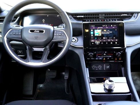 New 2025 Jeep Grand Cherokee Laredo w/ Luxury Tech Group I image 19