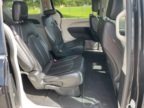 Used 2023 Chrysler Pacifica Touring-L FWD image 15