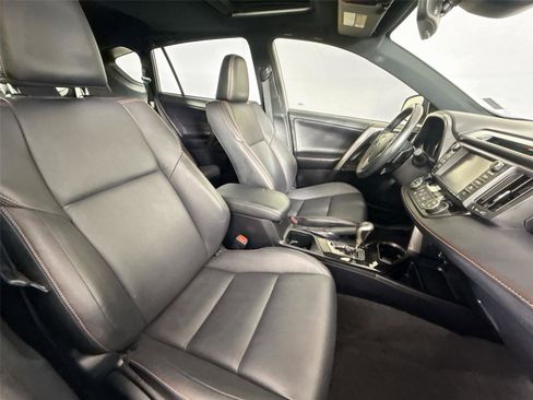 Used 2018 Toyota RAV4 SE image 43