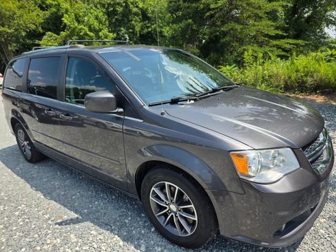 Used 2017 Dodge Grand Caravan SXT FWD image 3