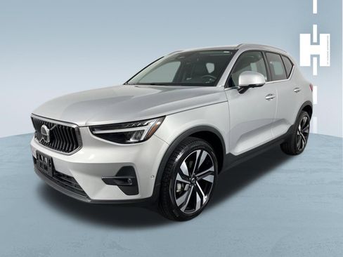 Used 2023 Volvo XC40 B5 Plus w/ Driver Assist Package AWD/4WD image 4