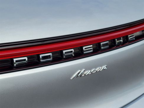 Certified 2023 Porsche Macan image 33