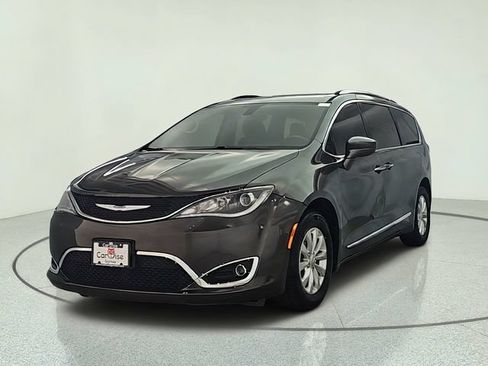 Used 2019 Chrysler Pacifica Touring-L FWD image 2