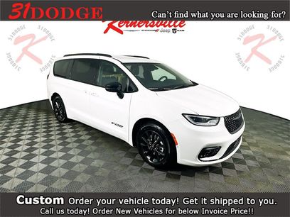 New 2025 Chrysler Pacifica Select w/ Fav Edition Package