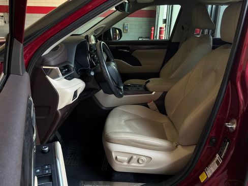 Used 2020 Toyota Highlander Limited FWD image 10