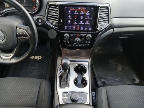 Used 2019 Jeep Grand Cherokee Laredo AWD/4WD image 3