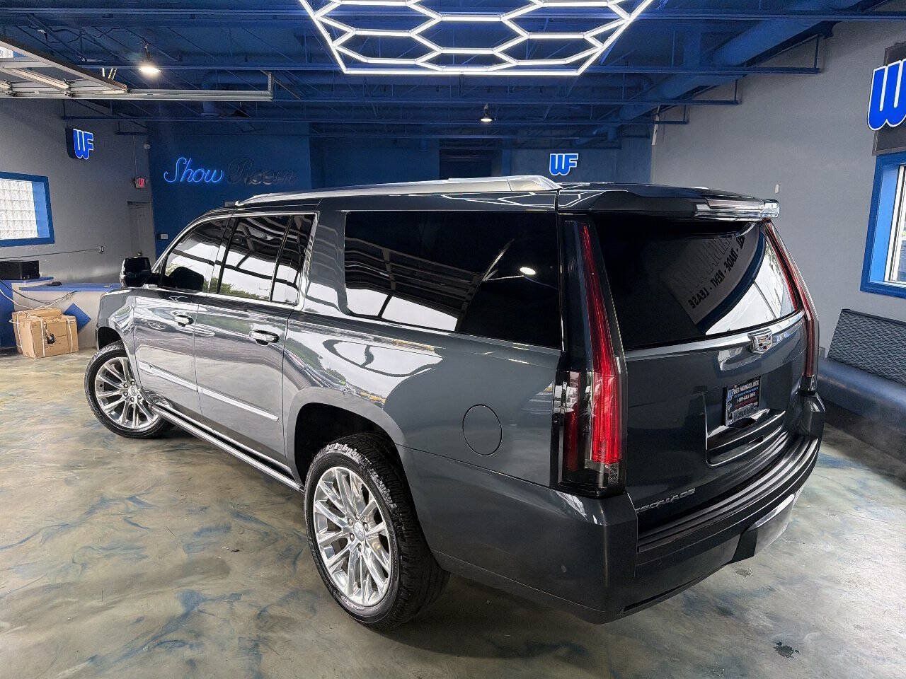 Used 2020 Cadillac Escalade ESV Premium Luxury AWD/4WD image 3