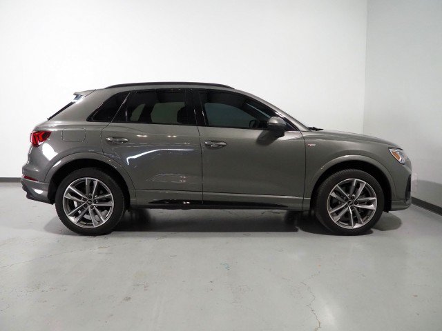 Used 2023 Audi Q3 quattro 2.0T Premium w/ Black Optic Sport Package AWD/4WD image 5