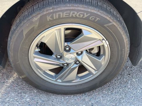 Used 2025 Hyundai Elantra SE FWD image 4